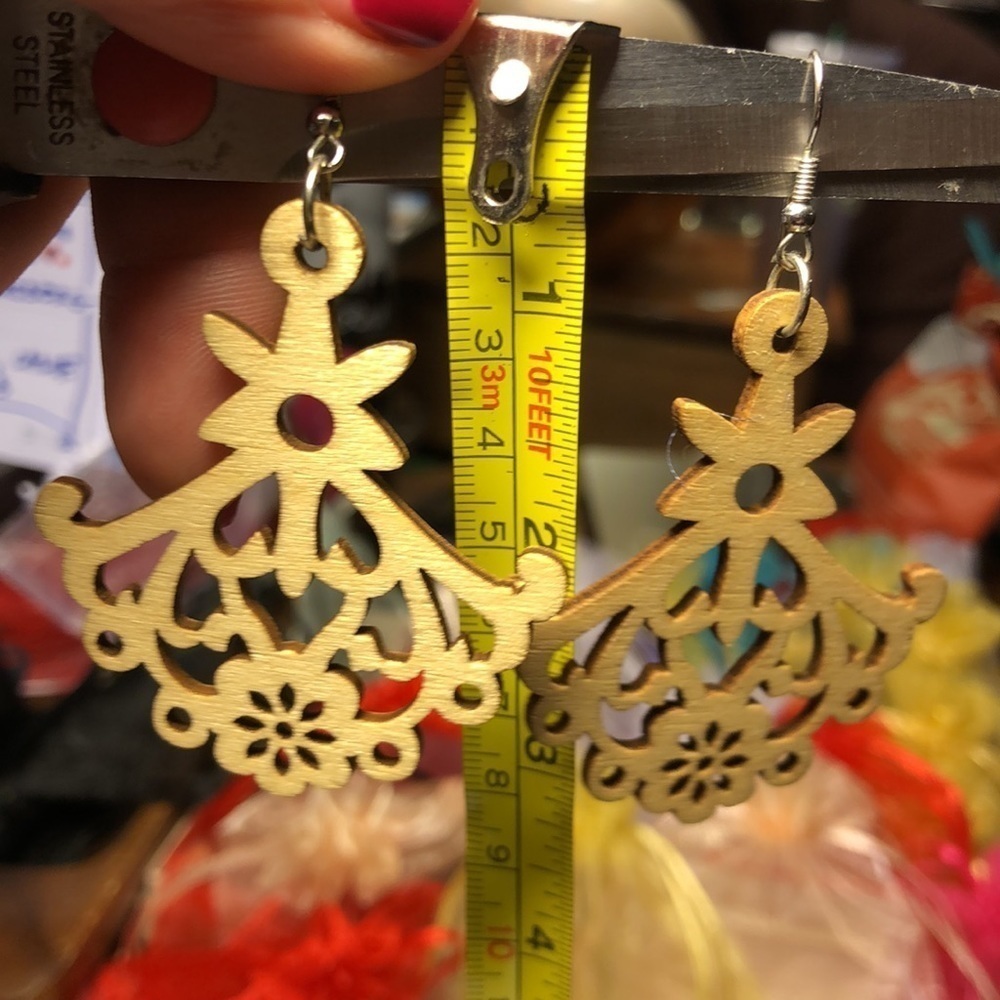 Cream colored super light weight wood cut out earnings. 3” long & 2” wide
